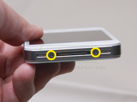 iPhone4S分解2ドック両側のネジを外す