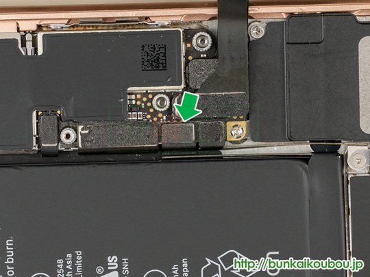 iPhone8分解6バッテリーコネクタを外す(2)