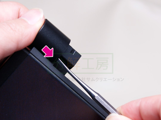 VGN-TZ92S分解2電源コネクタ側のシリンダーキャップを外す