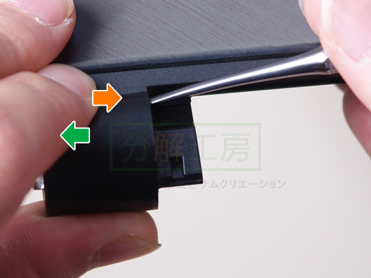VGN-TZ92S分解4電源ボタン側のシリンダーキャップを外す2